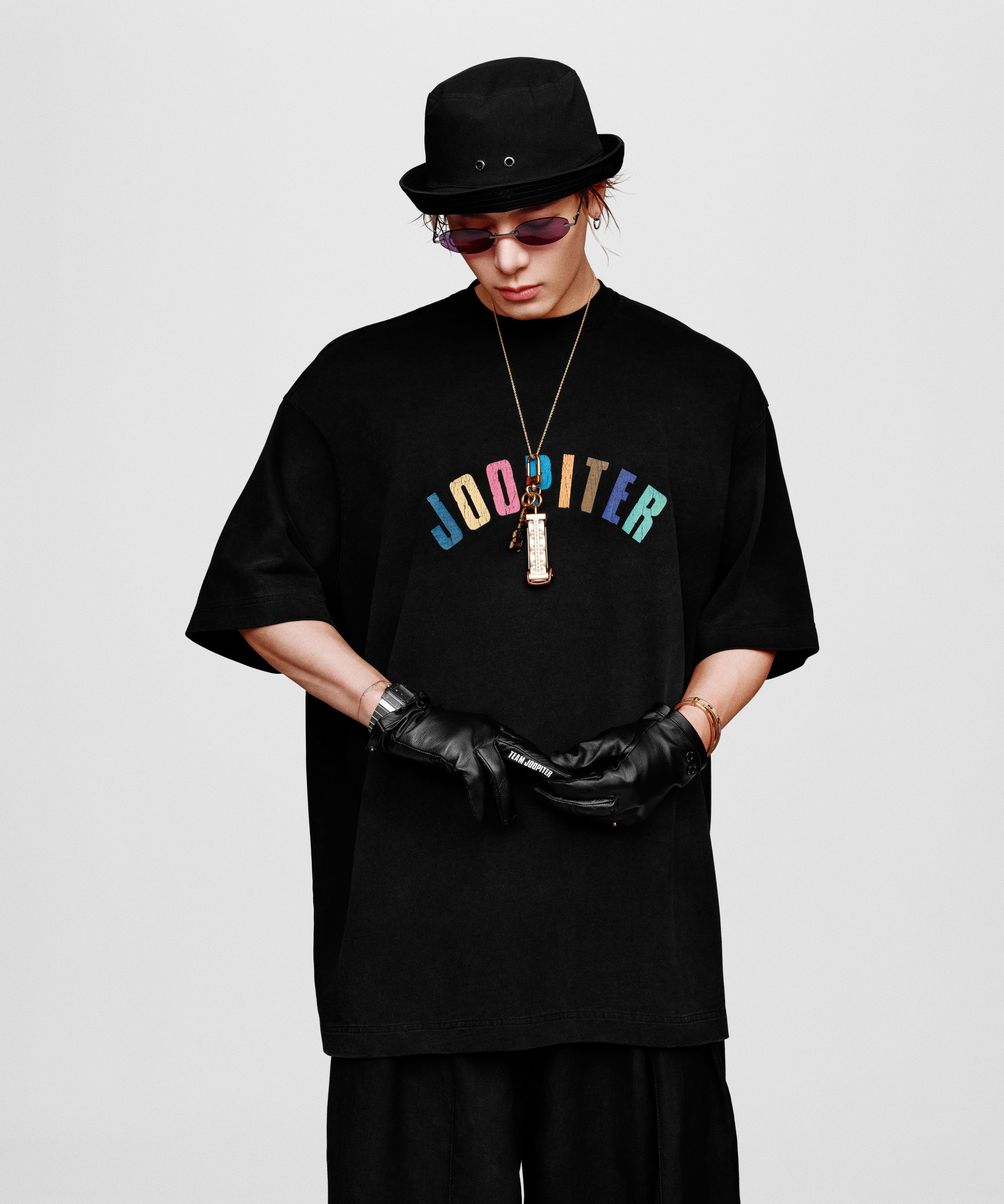 glove t-shirt accessories hat adult male man person necklace portrait